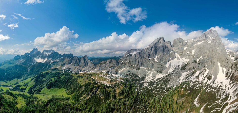 berglandschaft-mit-grünfläche-und-schnee