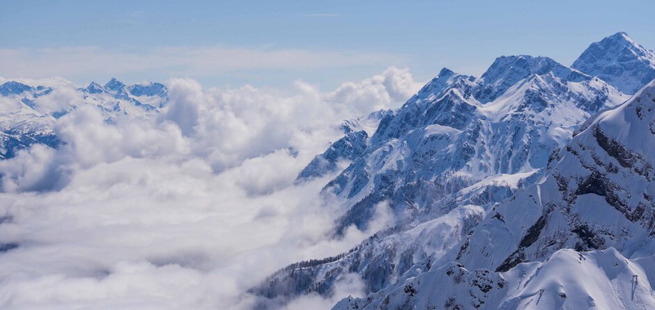 mit-schnee-bedeckter-berg-bewölkt