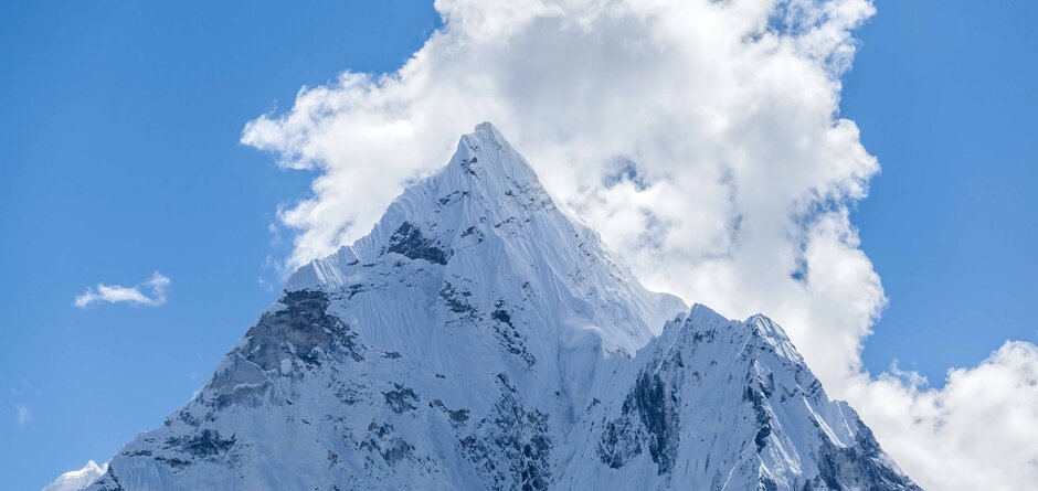 berggipfel-schneebedeckt-mit-blauer-himmel