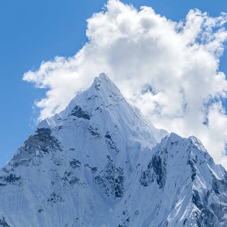 berggipfel-schneebedeckt-mit-blauer-himmel