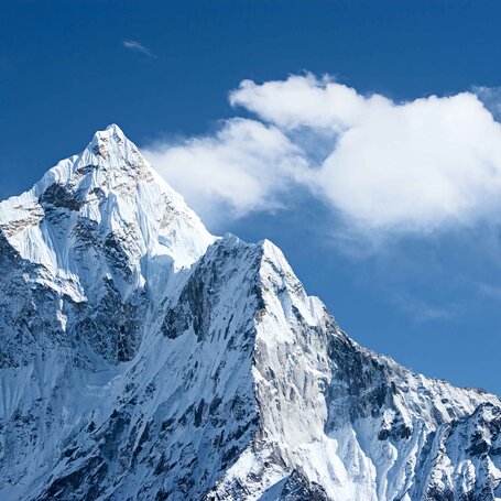 gebirge-vor-blauer-himmel-mit-schnee