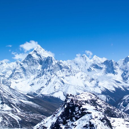 gebirge-mit-schnee-und-blauer-himmel