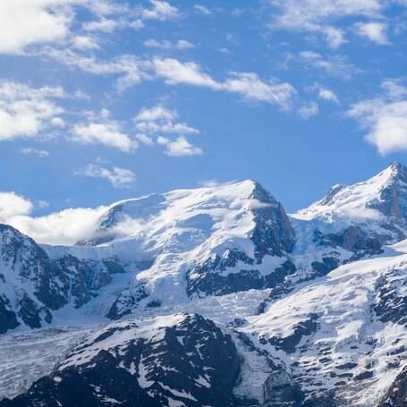 schneebedeckte-berglandschaft-mit-blauer-himmel