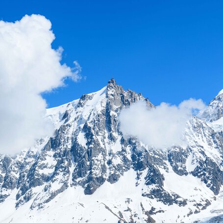 berg-mit-schnee-und-blauer-himmel