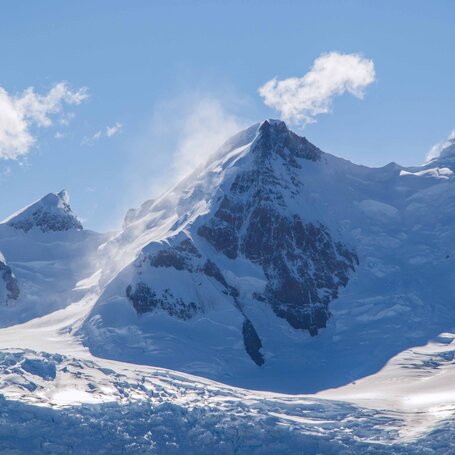 sonnige-berglandschaft-mit-schnee