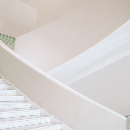 weisse-architektur-treppen