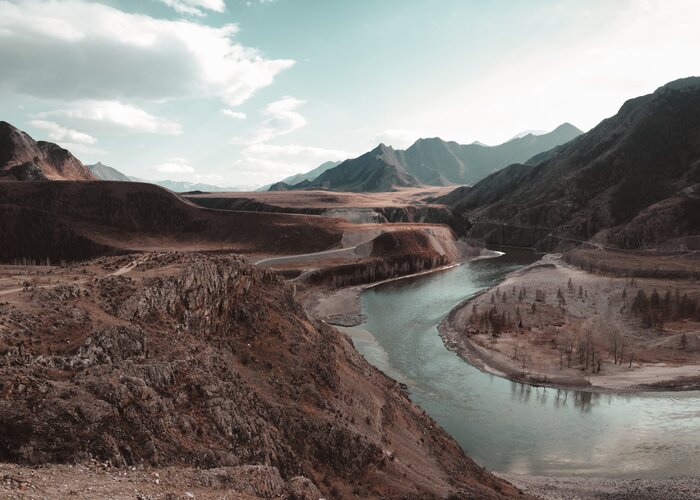 braune-landschaft-und-fluss